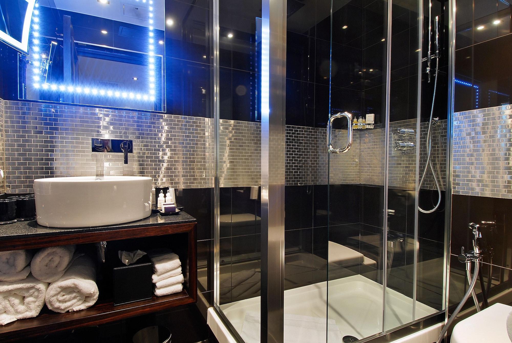 Park Grand Mayfair London Eksteriør billede A shower cubicle