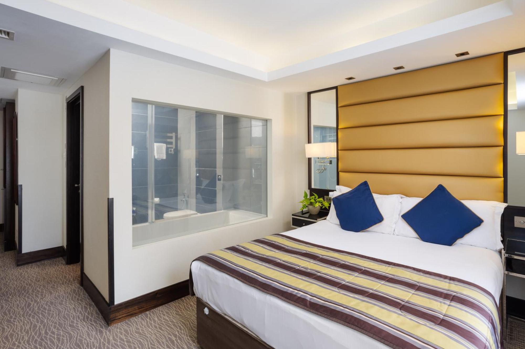 Park Grand Mayfair London Eksteriør billede A bedroom at the hotel