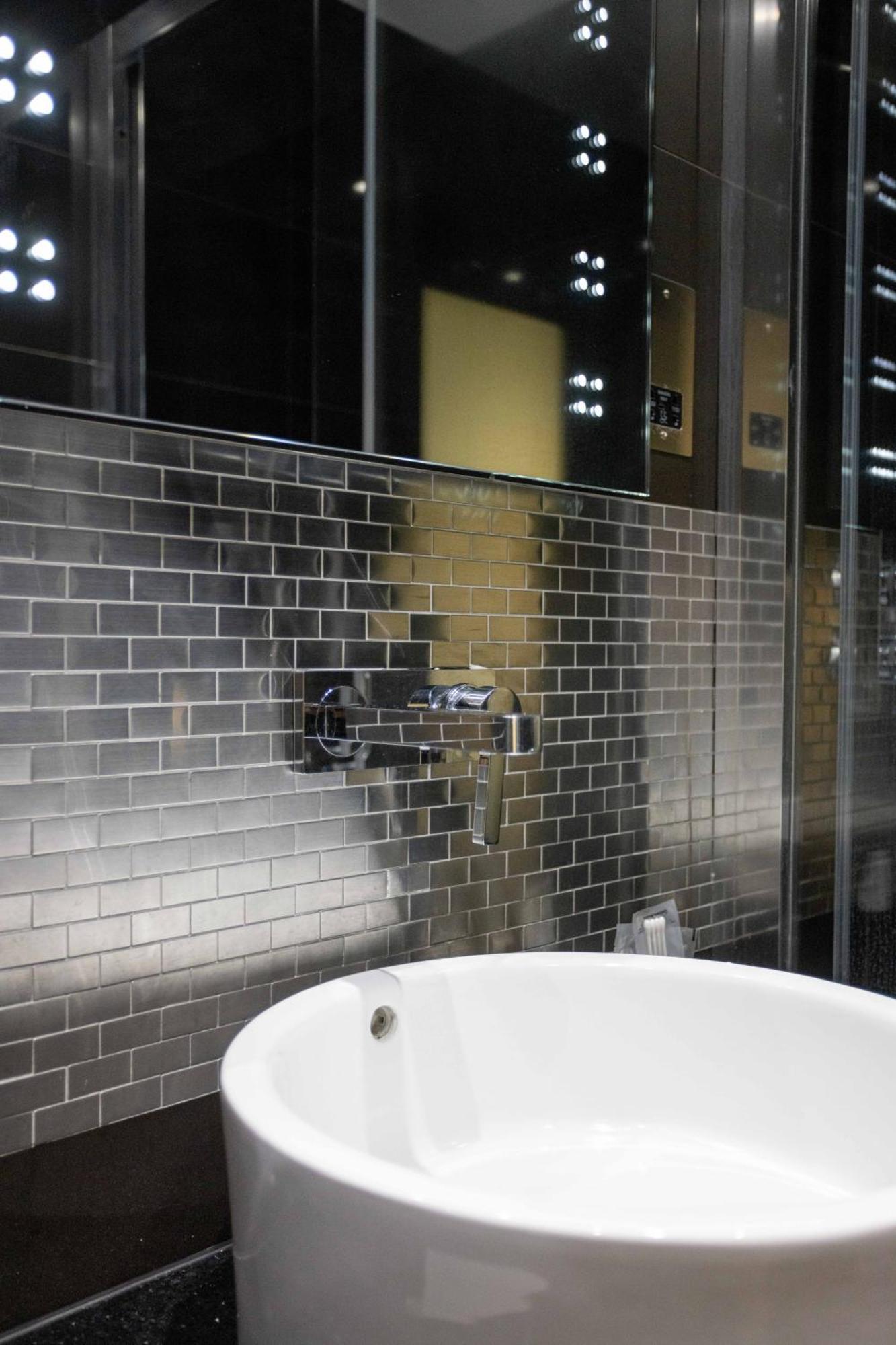 Park Grand Mayfair London Eksteriør billede Subway tiles in a shower