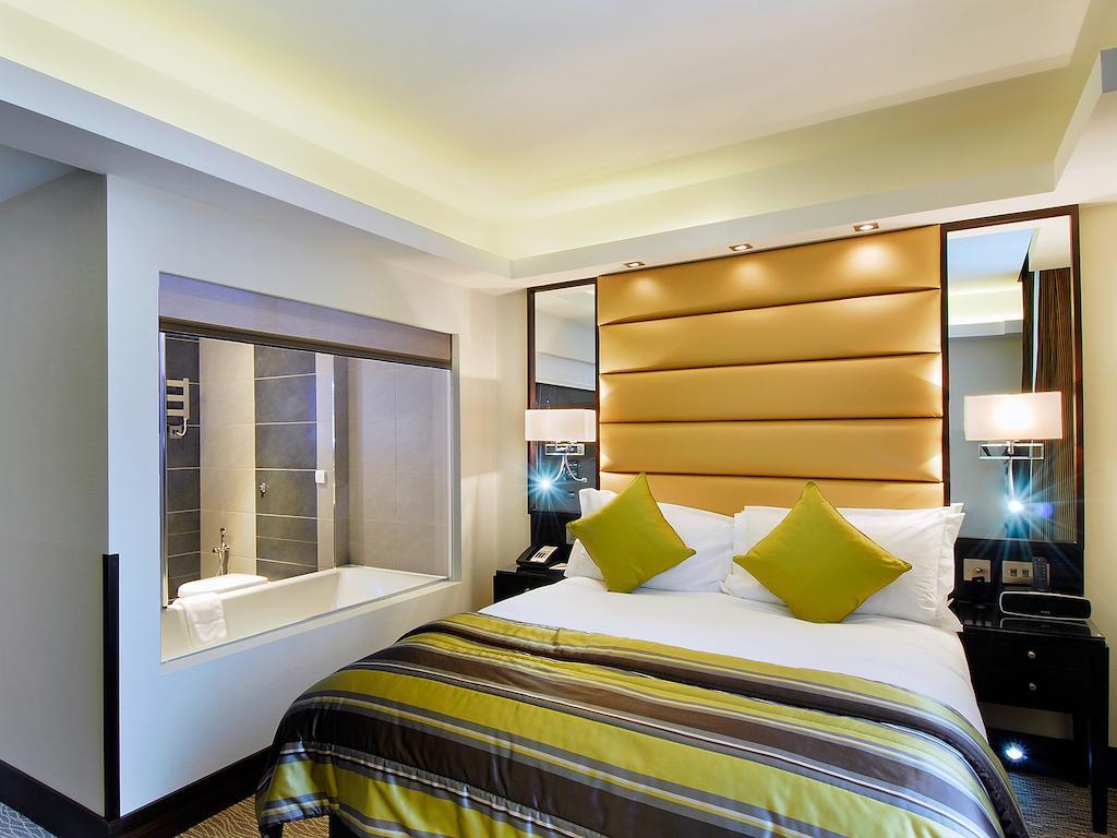 Park Grand Mayfair London Eksteriør billede A bedroom at the Hilton London West End