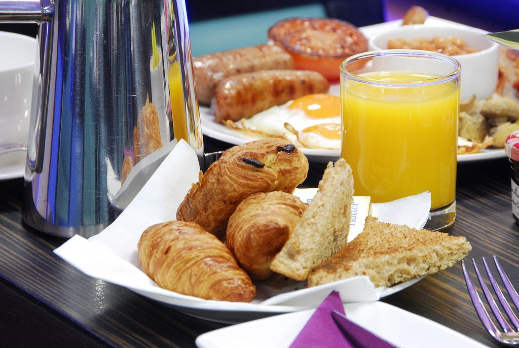 Park Grand Mayfair London Eksteriør billede A continental breakfast