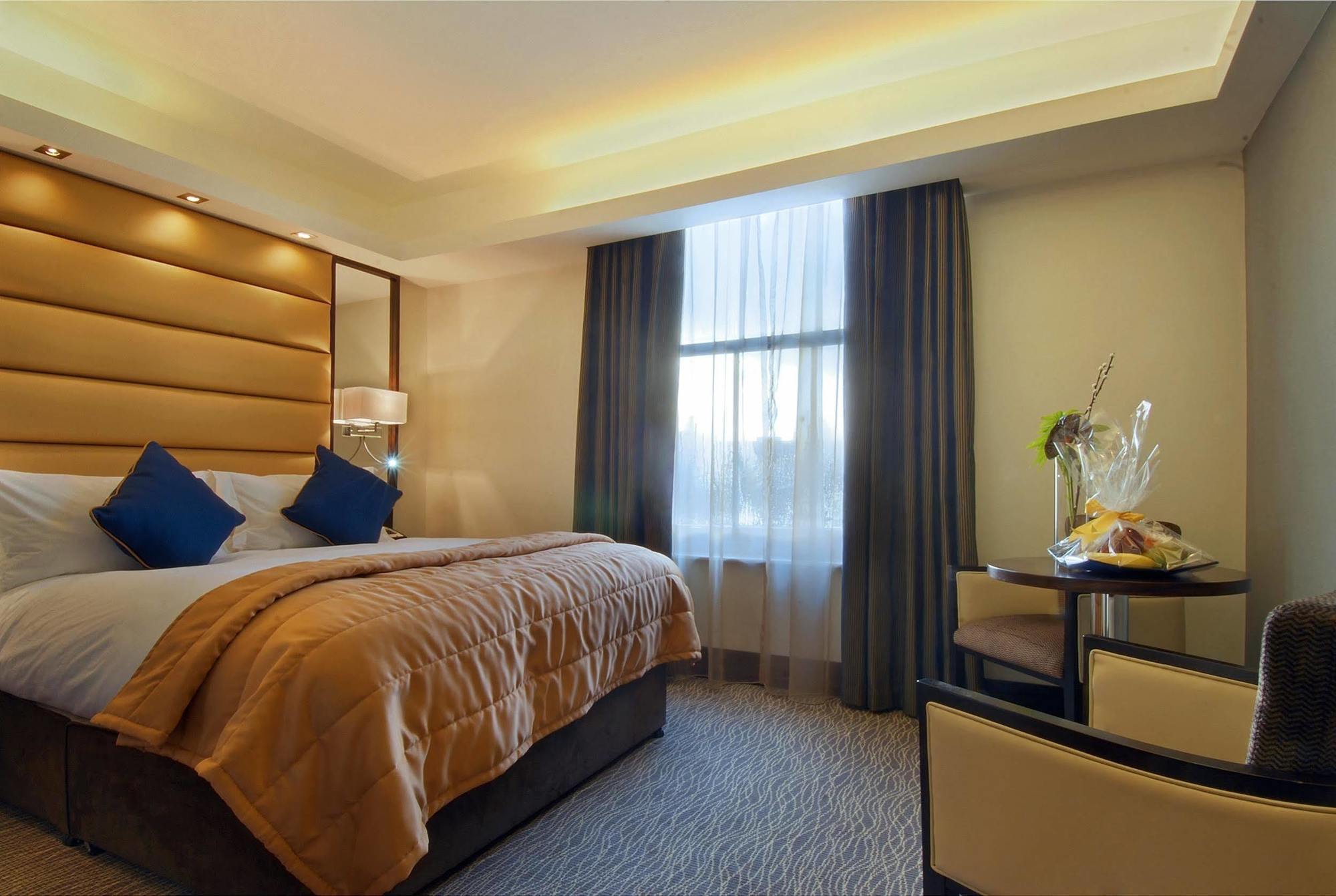 Park Grand Mayfair London Eksteriør billede A bedroom at the hotel