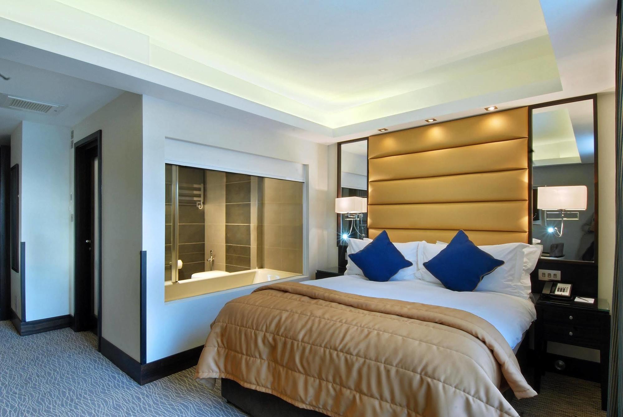 Park Grand Mayfair London Eksteriør billede A bedroom at the hotel
