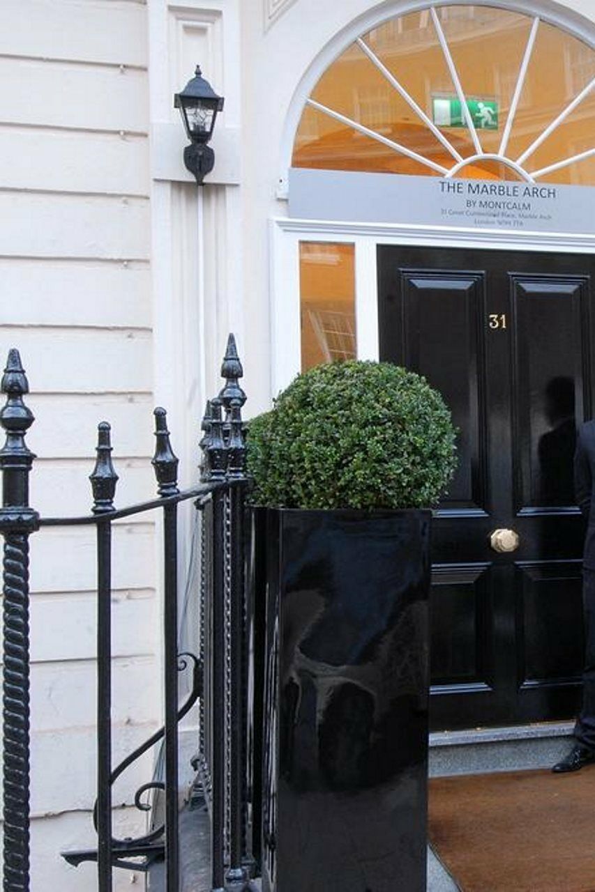 Park Grand Mayfair London Eksteriør billede The door of 31 Savile Row, the home of the Beatles
