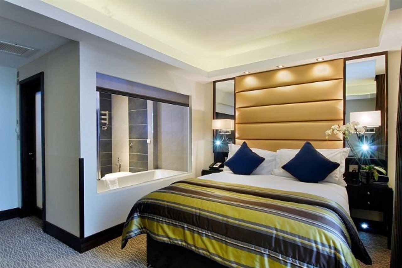Park Grand Mayfair London Eksteriør billede A bedroom at the InterContinental London The O2