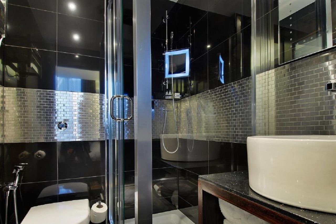 Park Grand Mayfair London Eksteriør billede A shower enclosure