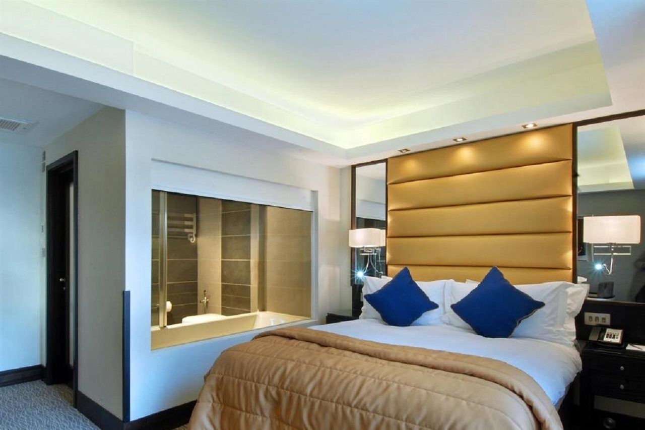 Park Grand Mayfair London Eksteriør billede A bedroom at the hotel